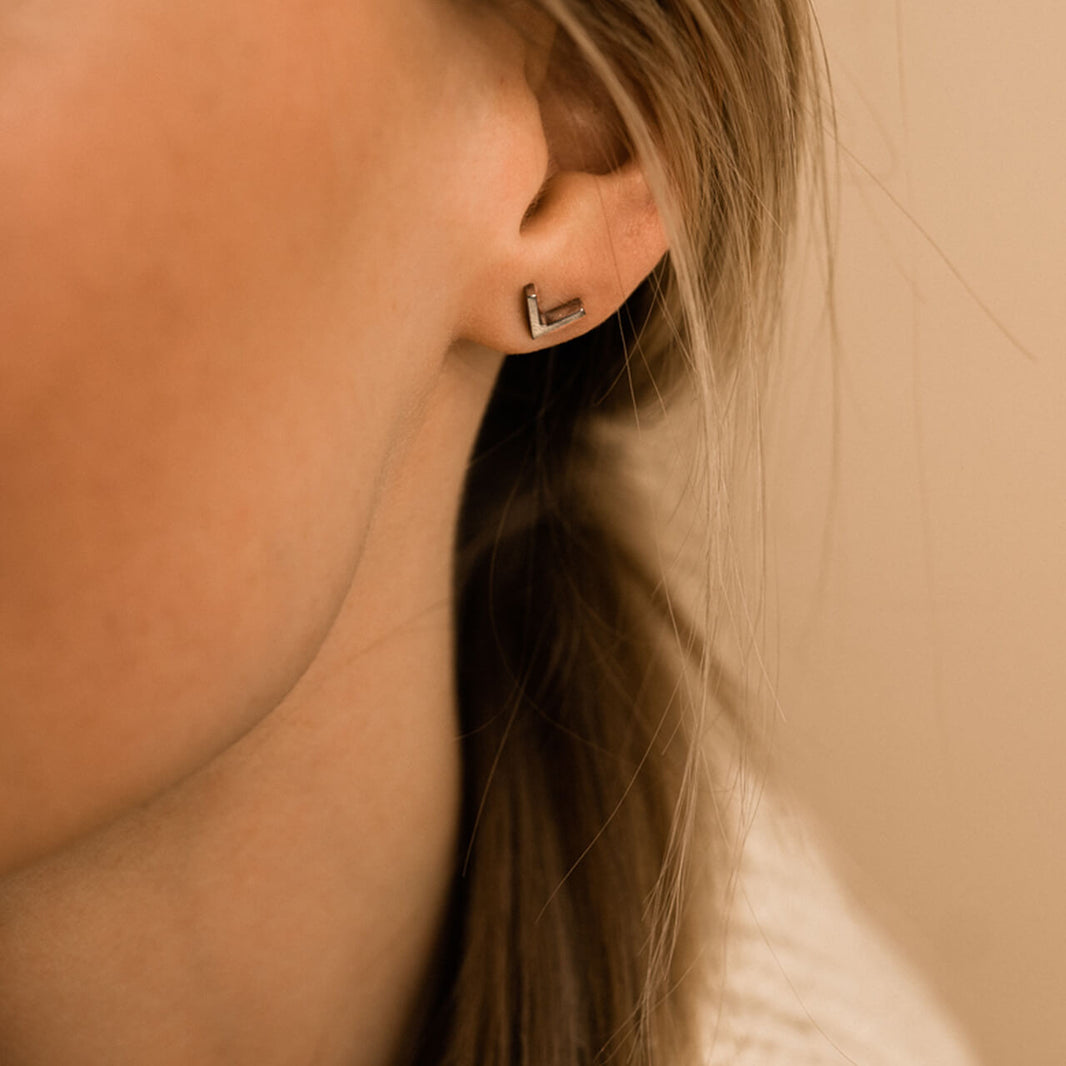 8mm Plain V Earrings
