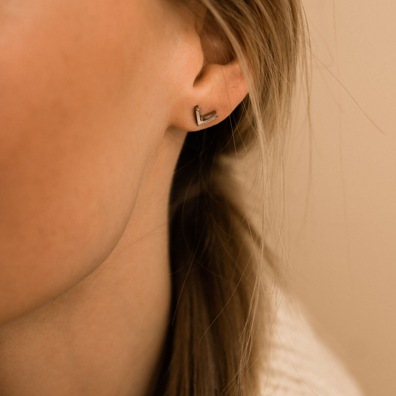 8mm Plain V Earrings